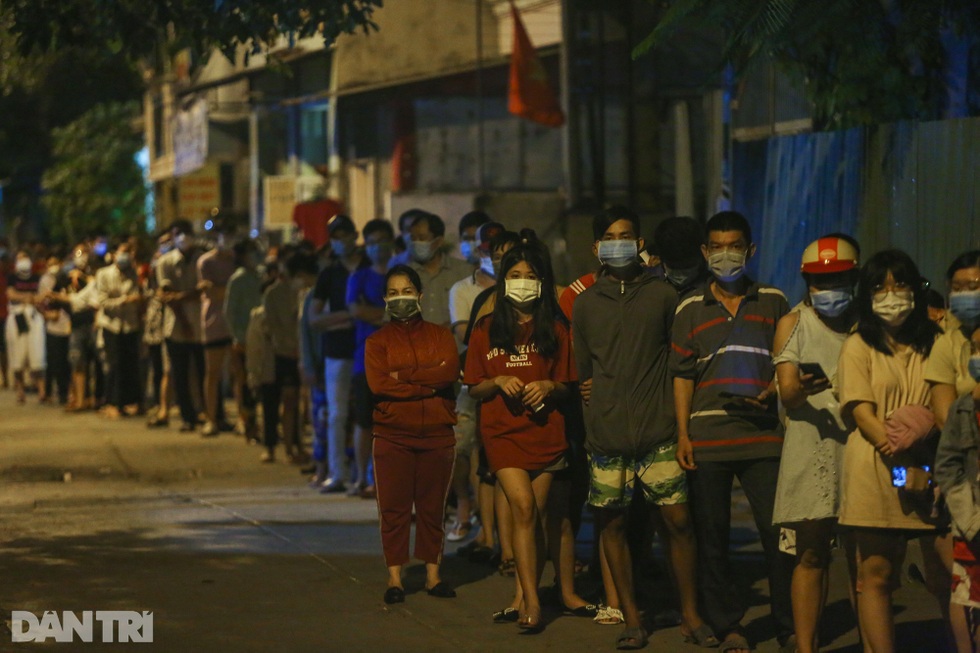 Hàng nghìn người dân Sài Gòn xếp hàng lấy mẫu xét nghiệm Covid-19 trong đêm - 4