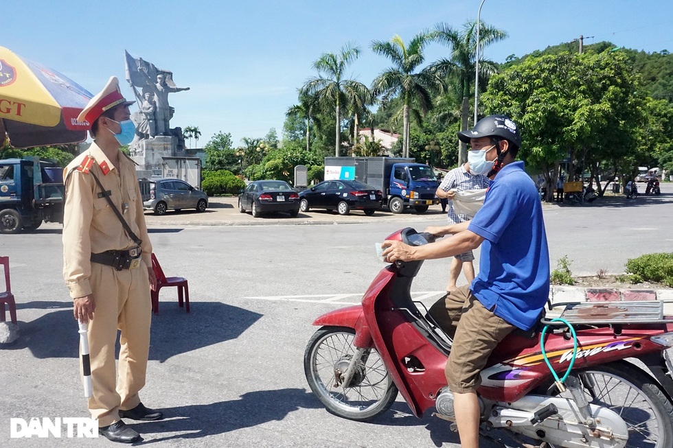 Rang mình trong chảo lửa thành Vinh chặn Covid-19 - 14