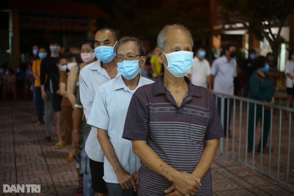 243.000 người ở ổ dịch Bình Tân, TPHCM xếp hàng dài cả trăm mét chờ lấy mẫu - 3