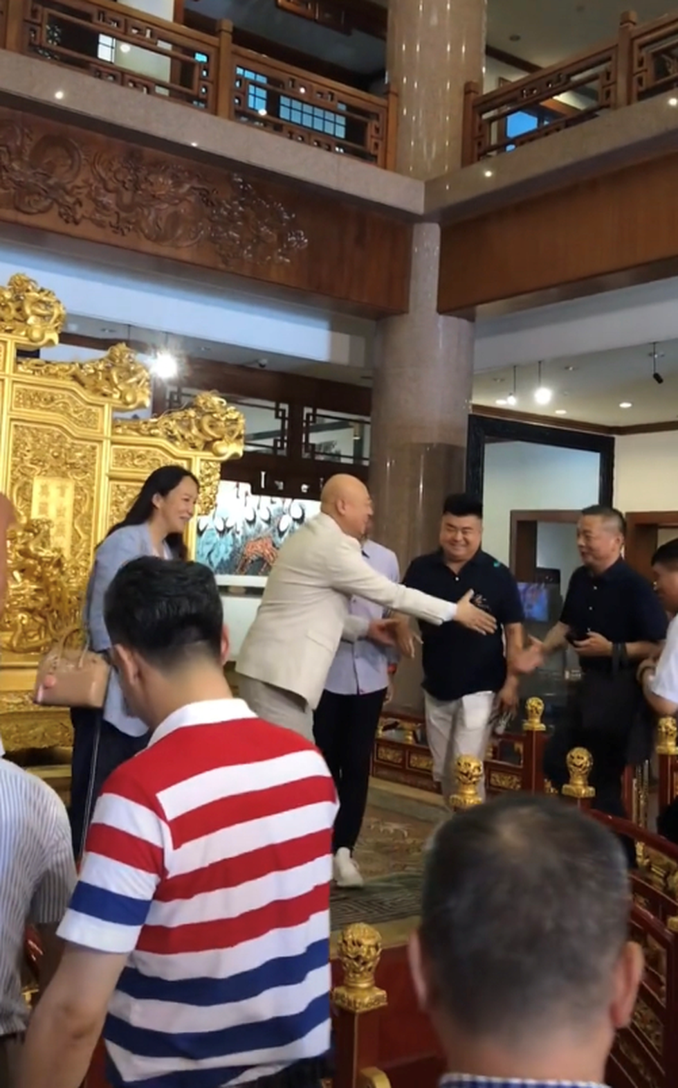 Lần hiếm hoi Đường Tăng Trì Trọng Thụy xuất hiện bên vợ tỷ phú 80 tuổi - 2 Lần hiếm hoi Đường Tăng Trì Trọng Thụy xuất hiện bên vợ tỷ phú 80 tuổi - 2
