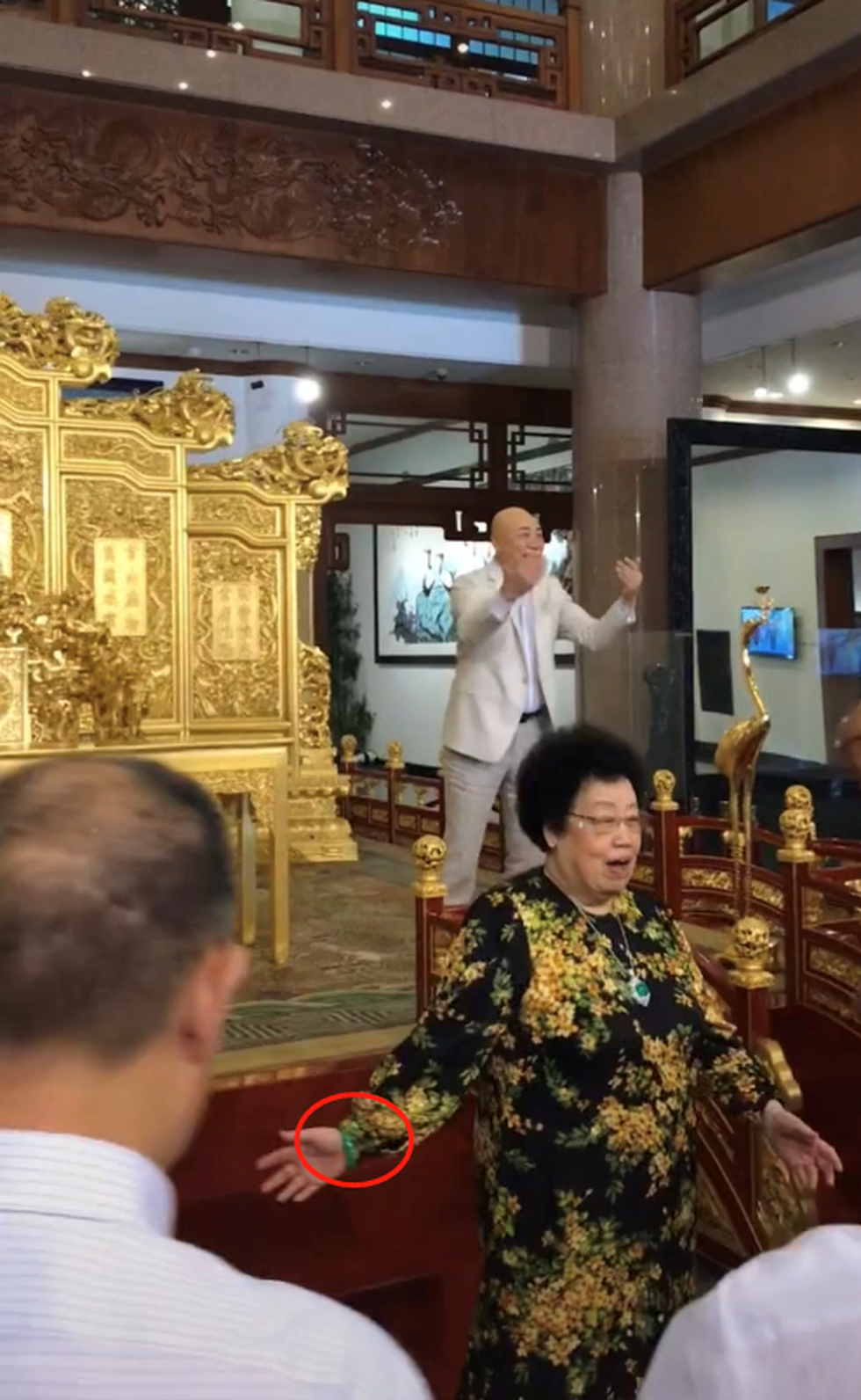 Lần hiếm hoi Đường Tăng Trì Trọng Thụy xuất hiện bên vợ tỷ phú 80 tuổi - 3 Lần hiếm hoi Đường Tăng Trì Trọng Thụy xuất hiện bên vợ tỷ phú 80 tuổi - 3