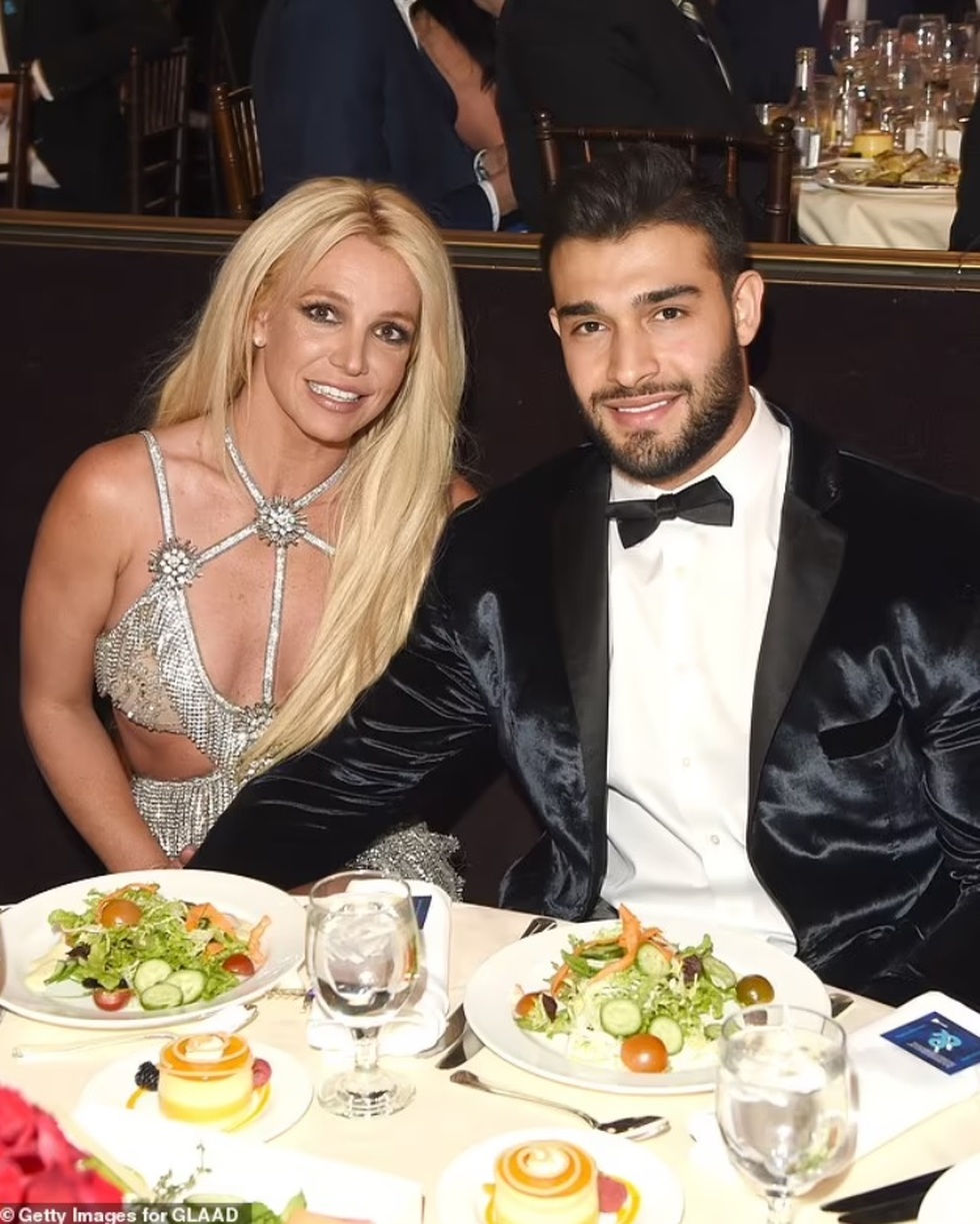 Britney Spears đính hôn với bạn trai kém 12 tuổi - 2 Britney Spears đính hôn với bạn trai kém 12 tuổi - 2