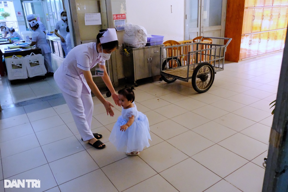 Cha ruột quyết bỏ rơi, bé Mén thành con gái của 52 y bác sĩ BV Nhi Đồng 2 - 3 Cha ruột quyết bỏ rơi, bé Mén thành con gái của 52 y bác sĩ BV Nhi Đồng 2 - 3