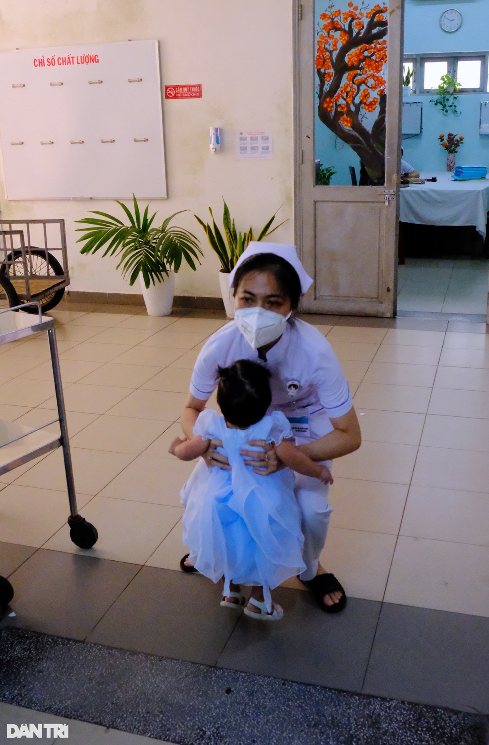 Cha ruột quyết bỏ rơi, bé Mén thành con gái của 52 y bác sĩ BV Nhi Đồng 2 - 2 Cha ruột quyết bỏ rơi, bé Mén thành con gái của 52 y bác sĩ BV Nhi Đồng 2 - 2