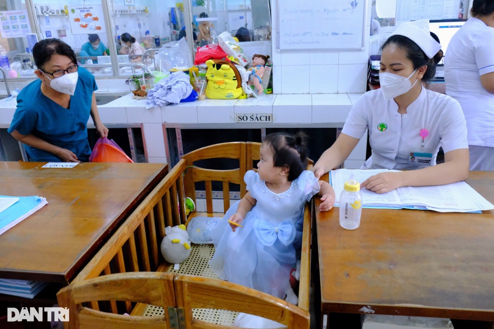 Cha ruột quyết bỏ rơi, bé Mén thành con gái của 52 y bác sĩ BV Nhi Đồng 2 - 6 Cha ruột quyết bỏ rơi, bé Mén thành con gái của 52 y bác sĩ BV Nhi Đồng 2 - 6