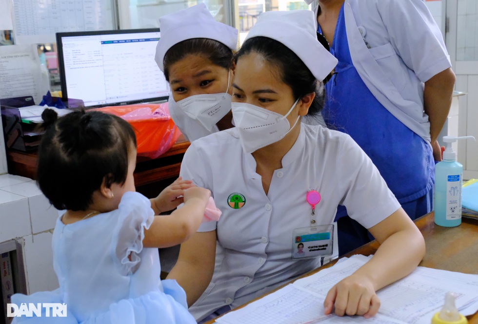 Cha ruột quyết bỏ rơi, bé Mén thành con gái của 52 y bác sĩ BV Nhi Đồng 2 - 4 Cha ruột quyết bỏ rơi, bé Mén thành con gái của 52 y bác sĩ BV Nhi Đồng 2 - 4