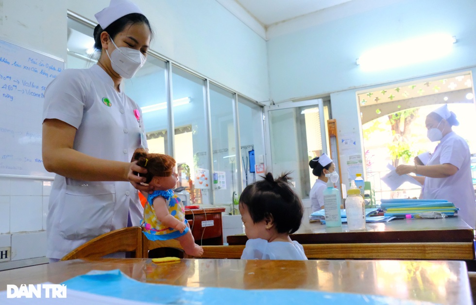 Cha ruột quyết bỏ rơi, bé Mén thành con gái của 52 y bác sĩ BV Nhi Đồng 2 - 7 Cha ruột quyết bỏ rơi, bé Mén thành con gái của 52 y bác sĩ BV Nhi Đồng 2 - 7