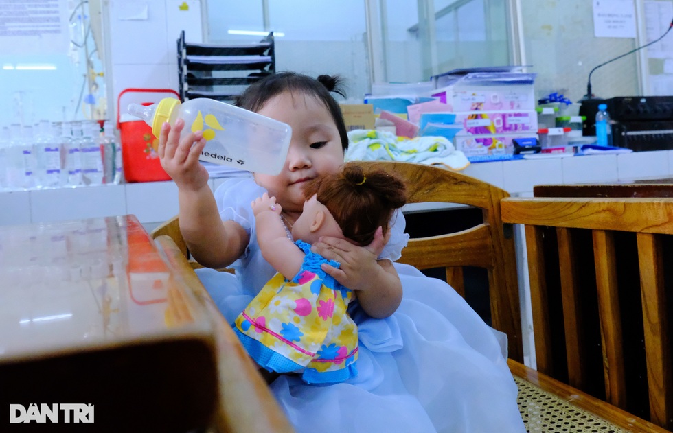 Cha ruột quyết bỏ rơi, bé Mén thành con gái của 52 y bác sĩ BV Nhi Đồng 2 - 11 Cha ruột quyết bỏ rơi, bé Mén thành con gái của 52 y bác sĩ BV Nhi Đồng 2 - 11