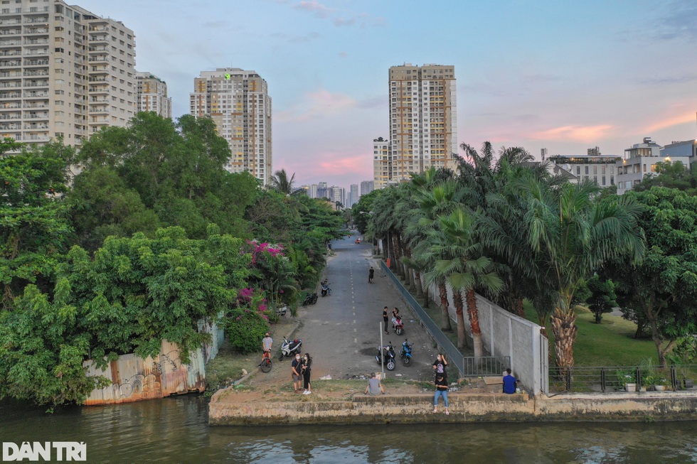 Làm sao để bờ sông Sài Gòn không là của riêng người giàu?