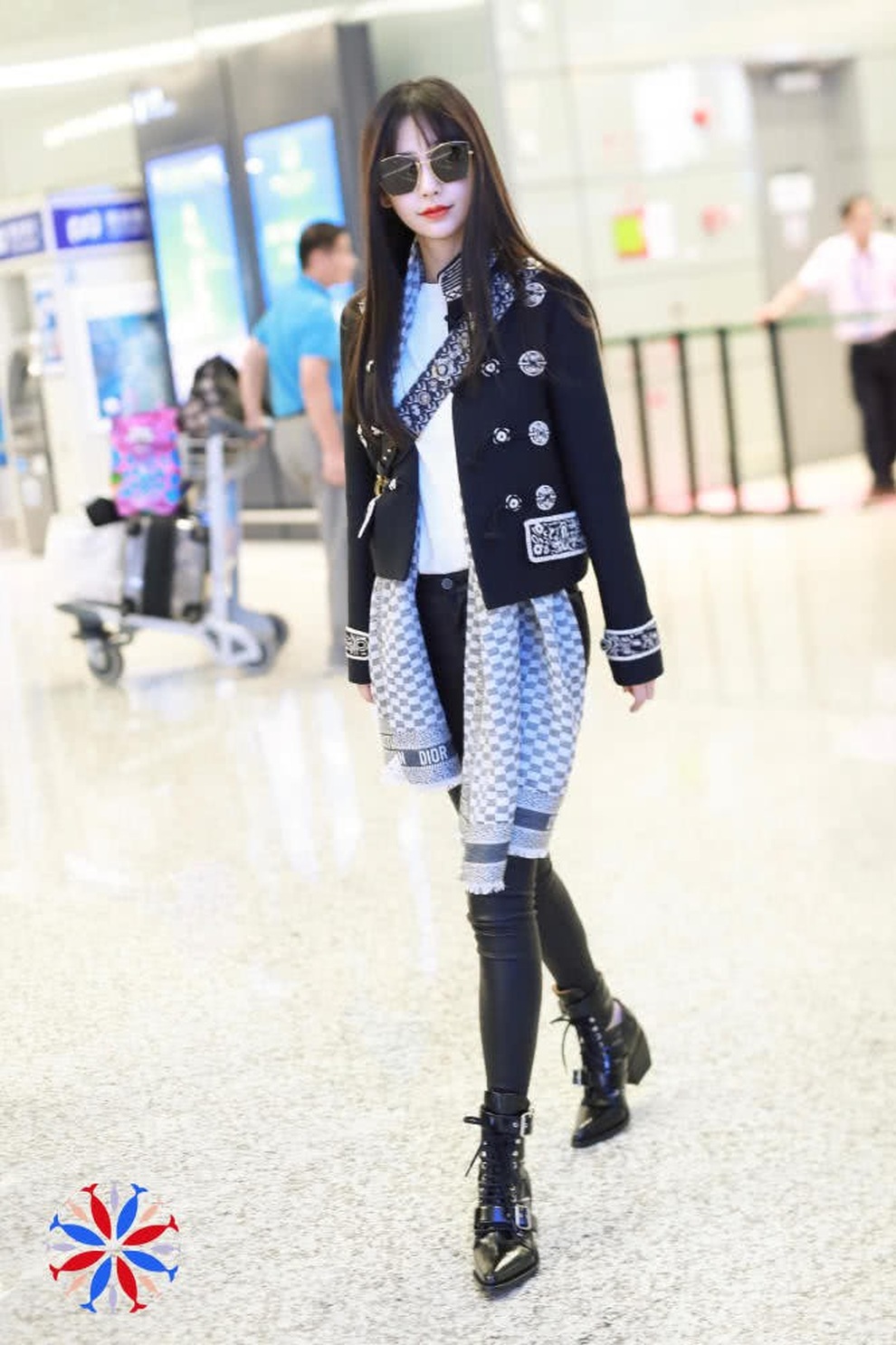 Gu thời trang sân bay cực “chất” của Angelababy - 7