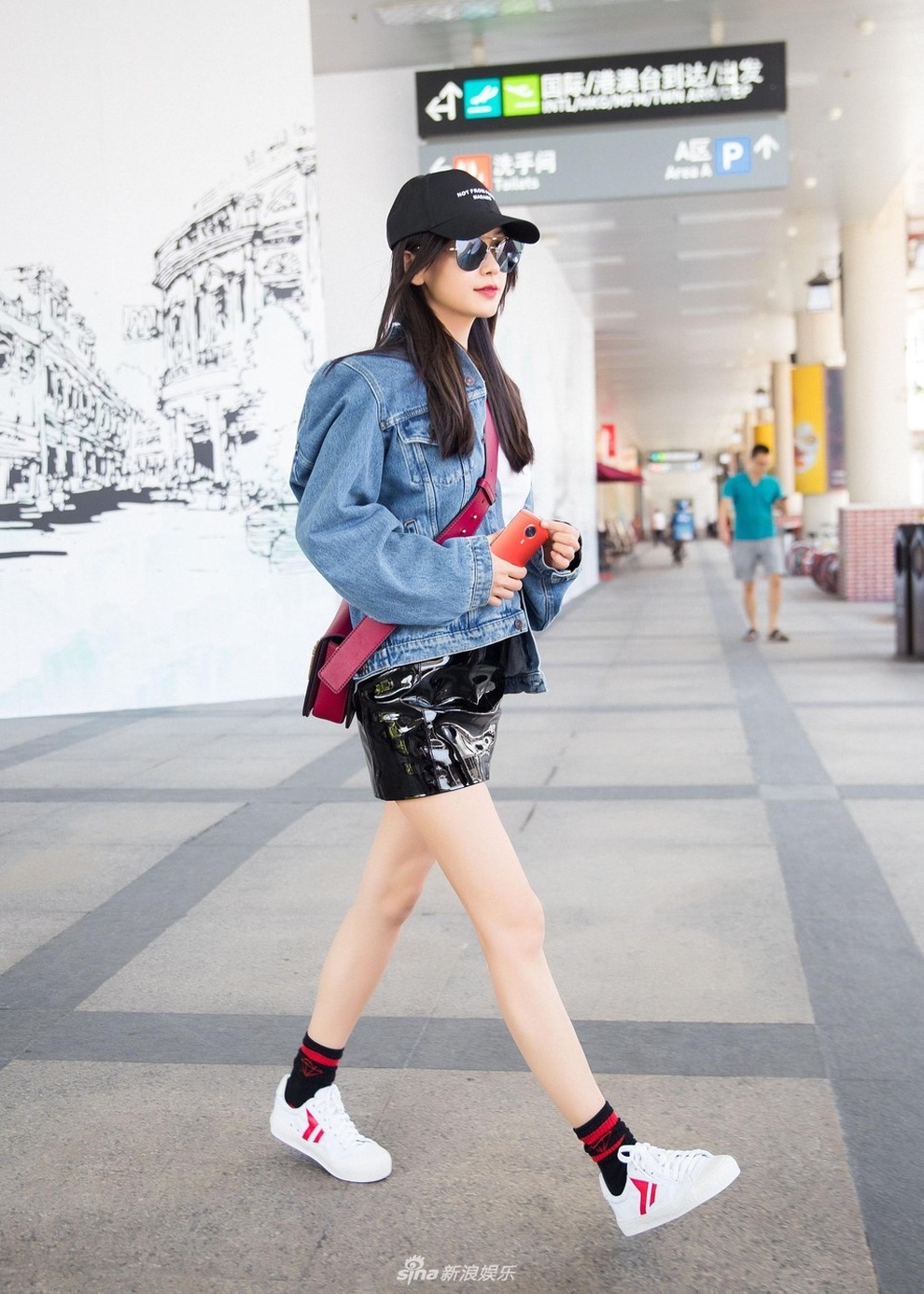 Gu thời trang sân bay cực “chất” của Angelababy - 23