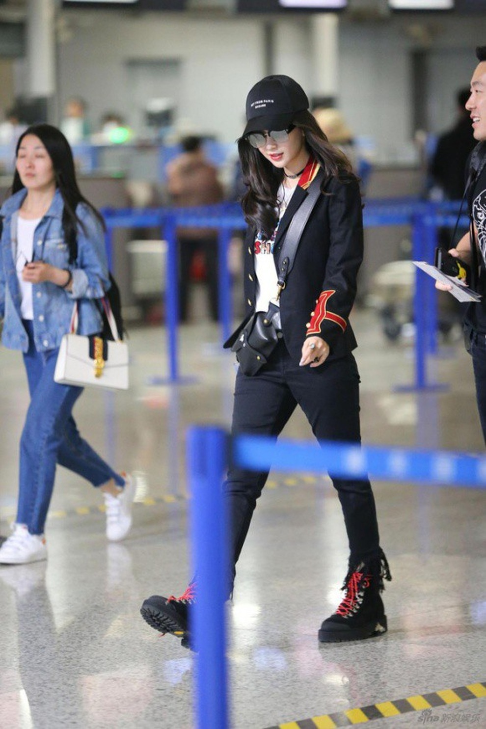 Gu thời trang sân bay cực “chất” của Angelababy - 17