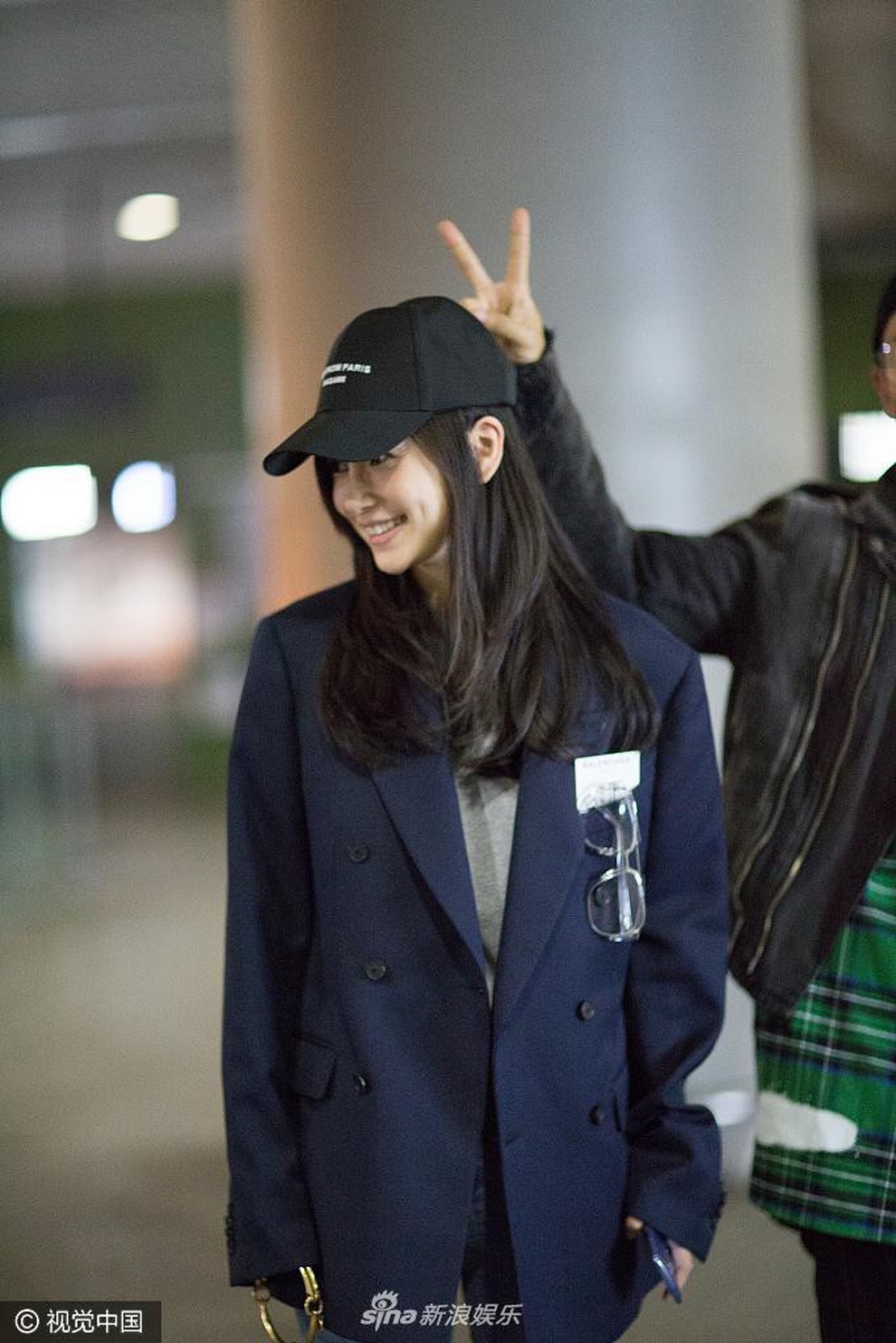 Gu thời trang sân bay cực “chất” của Angelababy - 10