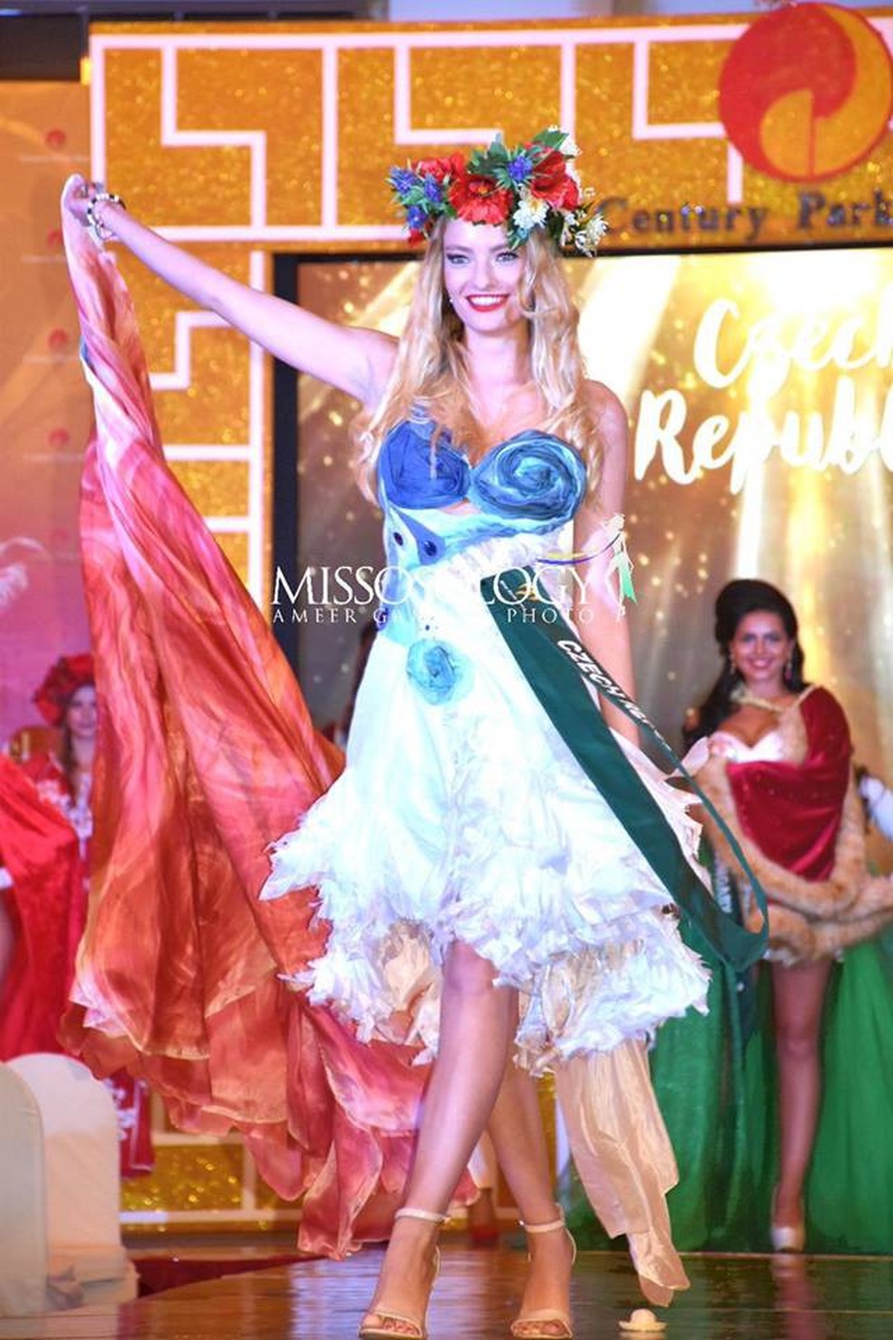 Mãn nhãn với phần trình diễn áo tắm của mỹ nhân Hoa hậu Trái đất 2018 - 35