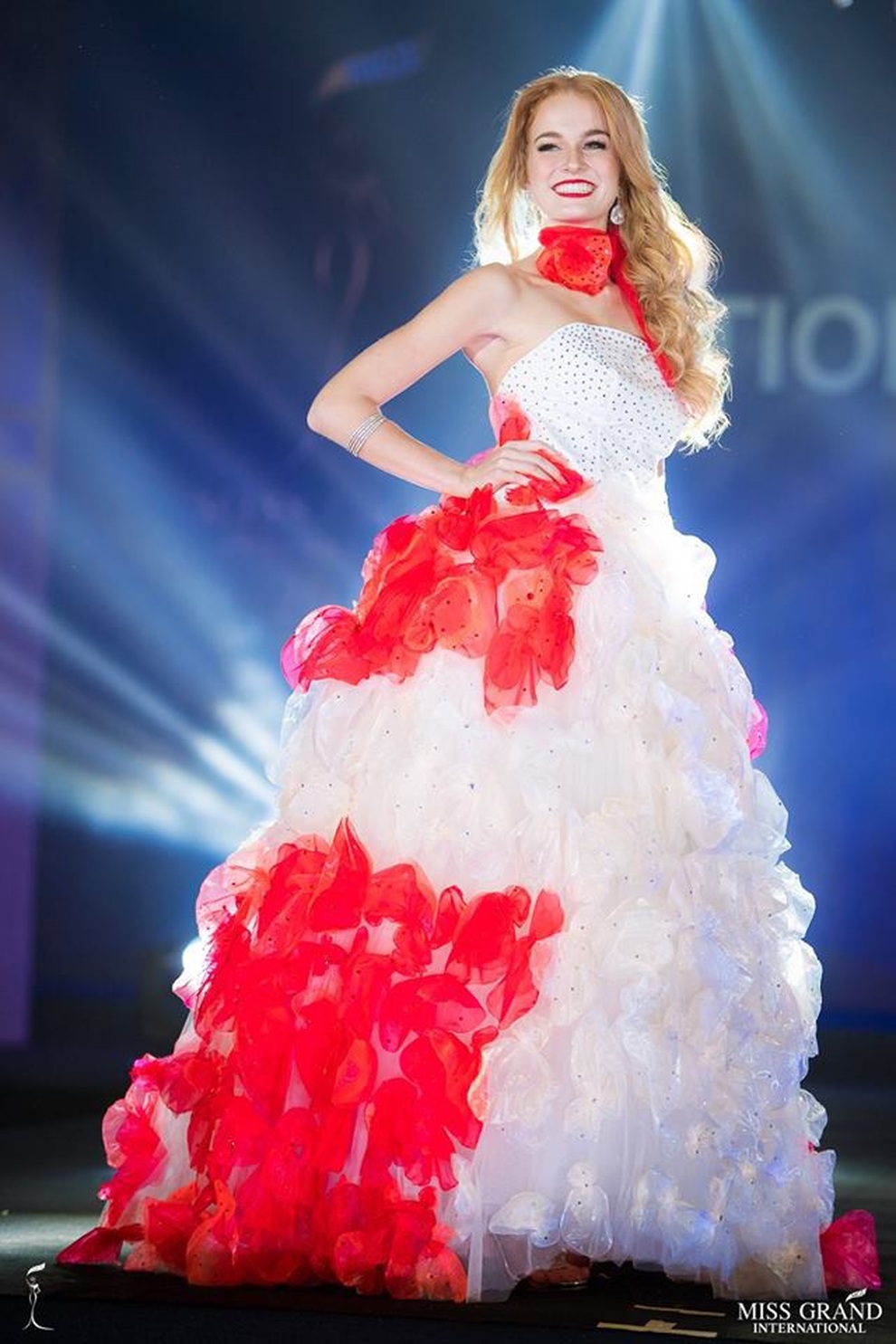 Bùi Phương Nga và mỹ nhân Hoa hậu Hòa bình thế giới 2018 lộng lẫy với trang phục dân tộc - 49