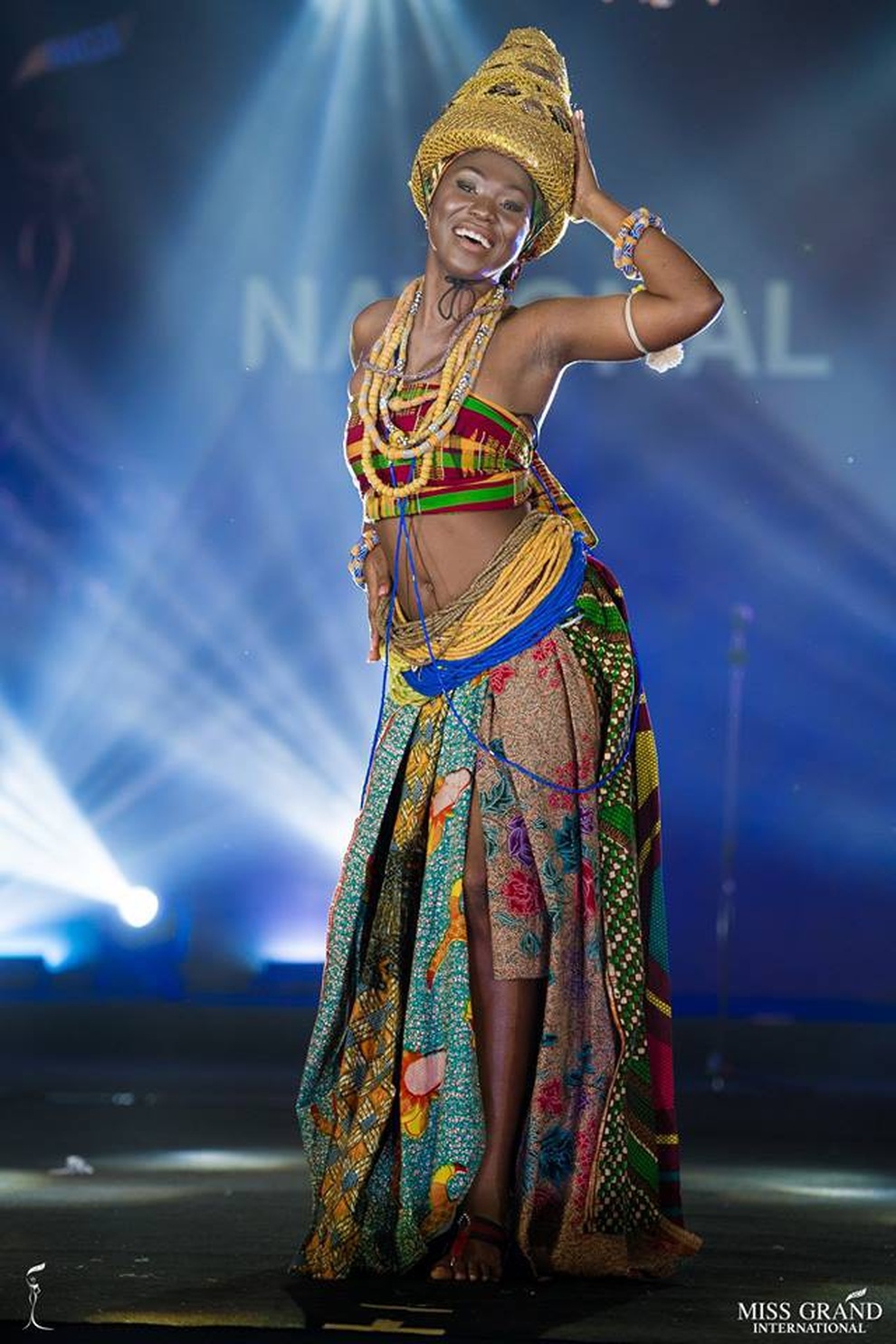 Bùi Phương Nga và mỹ nhân Hoa hậu Hòa bình thế giới 2018 lộng lẫy với trang phục dân tộc - 42