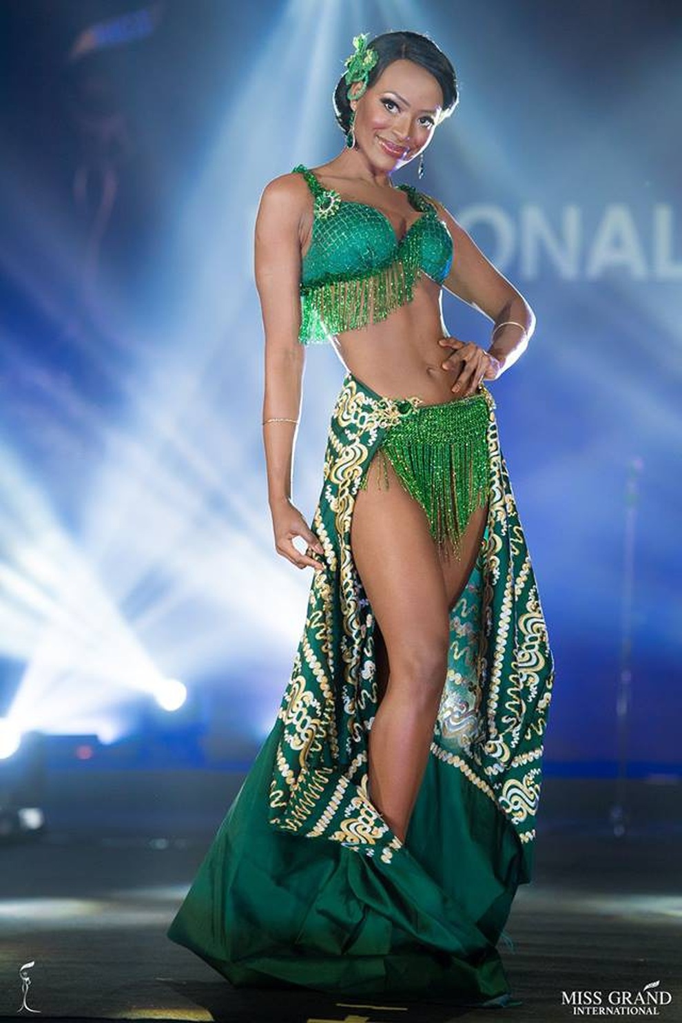 Bùi Phương Nga và mỹ nhân Hoa hậu Hòa bình thế giới 2018 lộng lẫy với trang phục dân tộc - 33