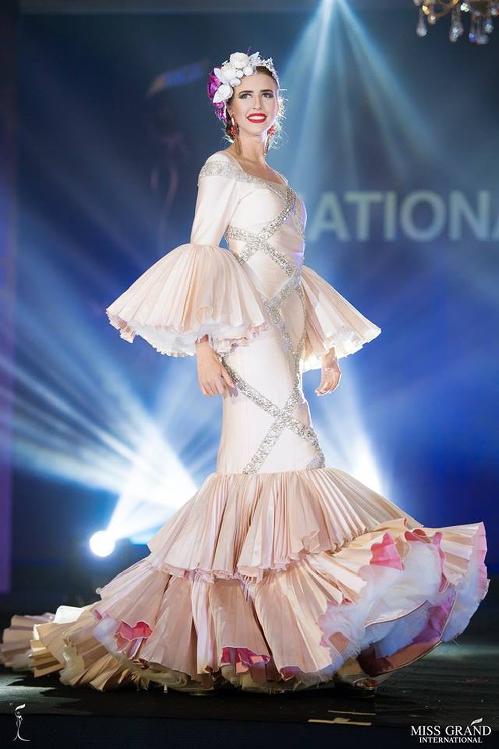 Bùi Phương Nga và mỹ nhân Hoa hậu Hòa bình thế giới 2018 lộng lẫy với trang phục dân tộc - 12