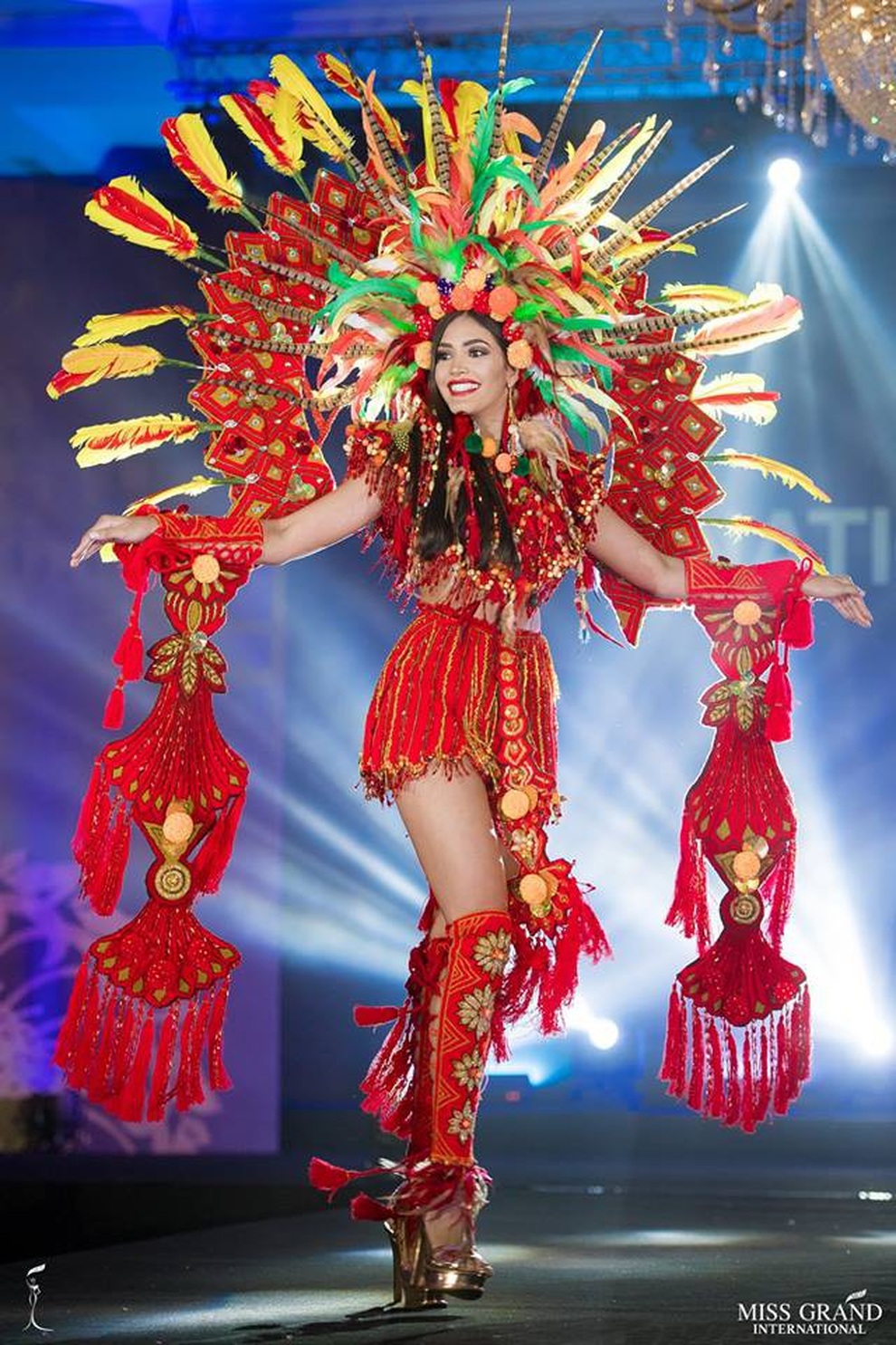 Bùi Phương Nga và mỹ nhân Hoa hậu Hòa bình thế giới 2018 lộng lẫy với trang phục dân tộc - 15