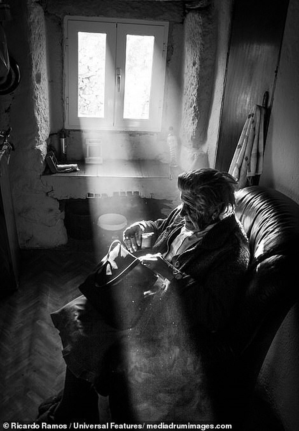 Sự cô đơn tỏa ra từ những bức ảnh ám màu thời gian - 8