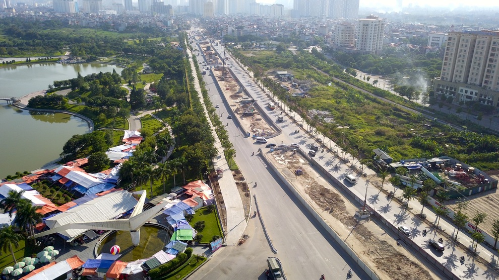 Diện mạo đường Phạm Văn Đồng sau khi chặt hạ hàng cây cổ thụ - 2 Diện mạo đường Phạm Văn Đồng sau khi chặt hạ hàng cây cổ thụ - 2