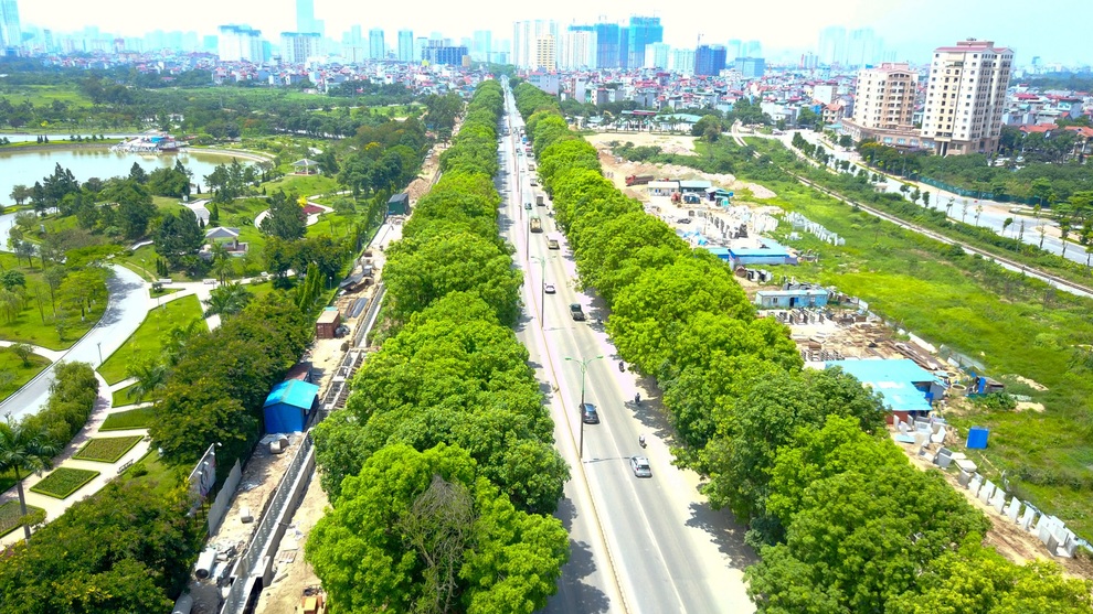 Diện mạo đường Phạm Văn Đồng sau khi chặt hạ hàng cây cổ thụ - 1 Diện mạo đường Phạm Văn Đồng sau khi chặt hạ hàng cây cổ thụ - 1