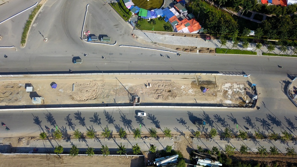 Diện mạo đường Phạm Văn Đồng sau khi chặt hạ hàng cây cổ thụ - 4 Diện mạo đường Phạm Văn Đồng sau khi chặt hạ hàng cây cổ thụ - 4