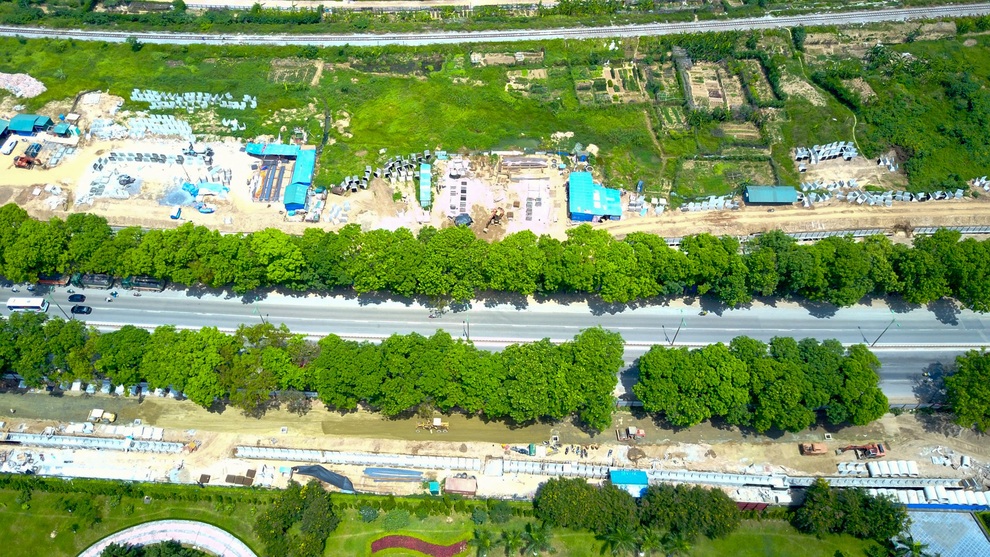 Diện mạo đường Phạm Văn Đồng sau khi chặt hạ hàng cây cổ thụ - 3 Diện mạo đường Phạm Văn Đồng sau khi chặt hạ hàng cây cổ thụ - 3