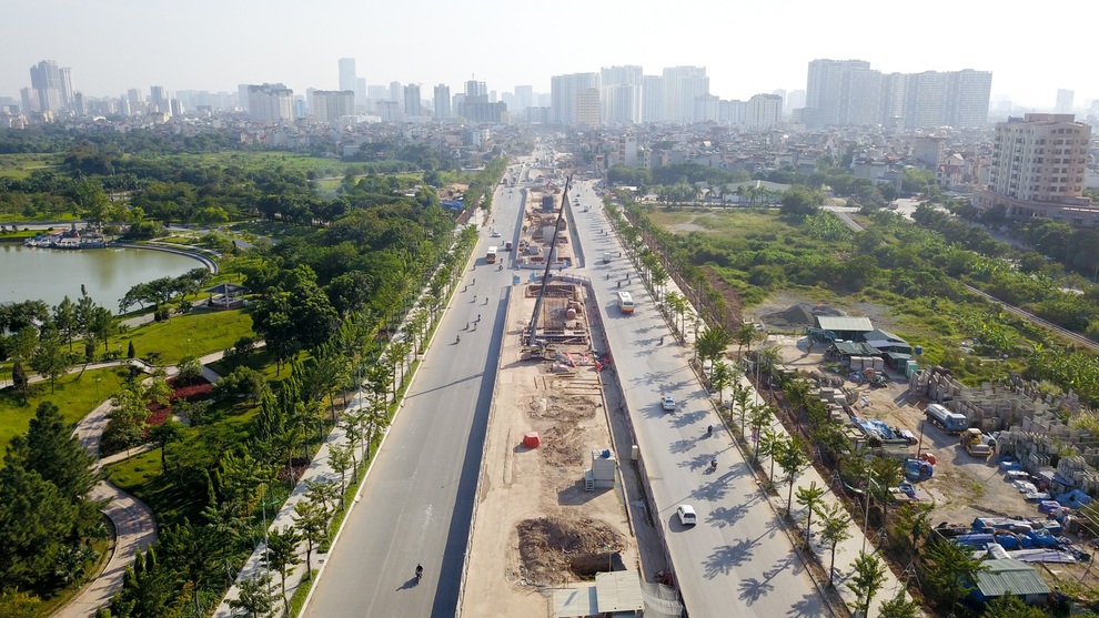 Diện mạo đường Phạm Văn Đồng sau khi chặt hạ hàng cây cổ thụ - 8 Diện mạo đường Phạm Văn Đồng sau khi chặt hạ hàng cây cổ thụ - 8