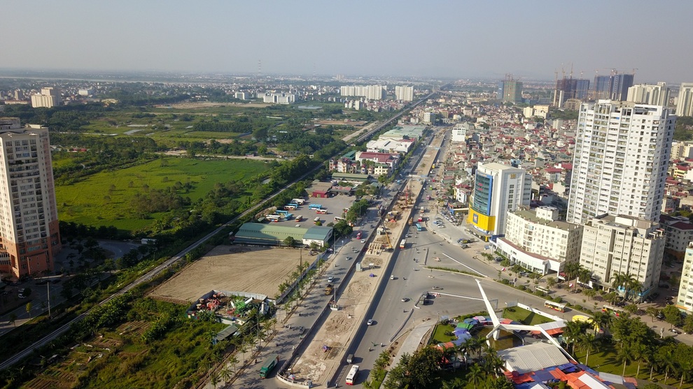 Diện mạo đường Phạm Văn Đồng sau khi chặt hạ hàng cây cổ thụ - 21 Diện mạo đường Phạm Văn Đồng sau khi chặt hạ hàng cây cổ thụ - 21