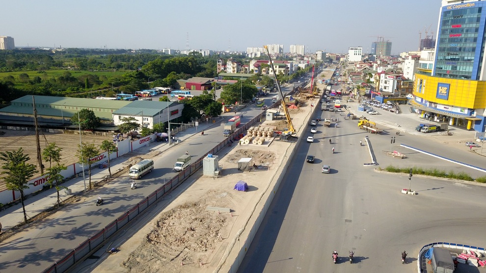 Diện mạo đường Phạm Văn Đồng sau khi chặt hạ hàng cây cổ thụ - 20 Diện mạo đường Phạm Văn Đồng sau khi chặt hạ hàng cây cổ thụ - 20