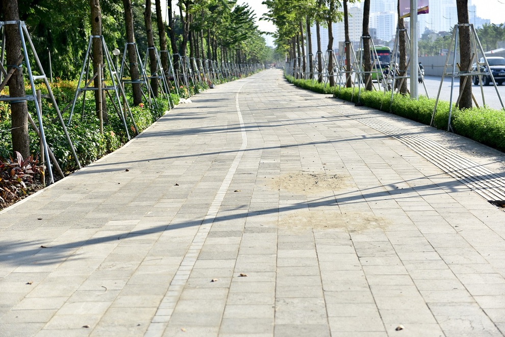 Diện mạo đường Phạm Văn Đồng sau khi chặt hạ hàng cây cổ thụ - 15 Diện mạo đường Phạm Văn Đồng sau khi chặt hạ hàng cây cổ thụ - 15