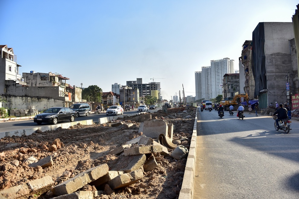 Diện mạo đường Phạm Văn Đồng sau khi chặt hạ hàng cây cổ thụ - 18 Diện mạo đường Phạm Văn Đồng sau khi chặt hạ hàng cây cổ thụ - 18