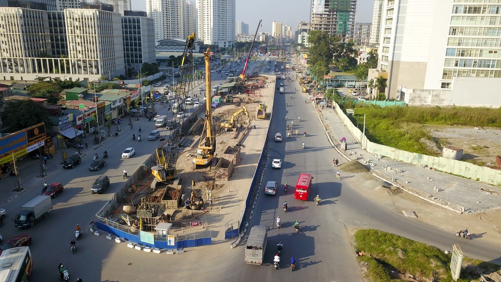 Diện mạo đường Phạm Văn Đồng sau khi chặt hạ hàng cây cổ thụ - 10 Diện mạo đường Phạm Văn Đồng sau khi chặt hạ hàng cây cổ thụ - 10