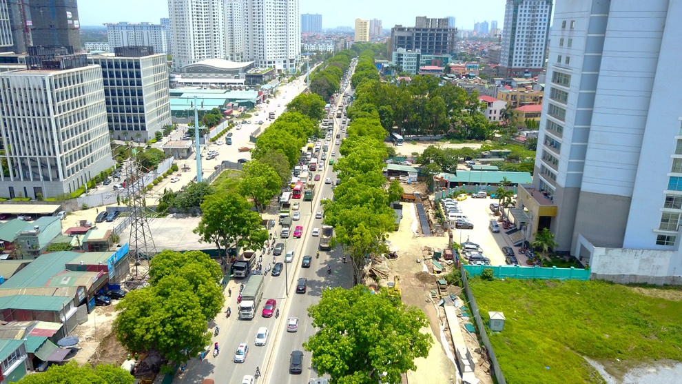 Diện mạo đường Phạm Văn Đồng sau khi chặt hạ hàng cây cổ thụ - 9 Diện mạo đường Phạm Văn Đồng sau khi chặt hạ hàng cây cổ thụ - 9