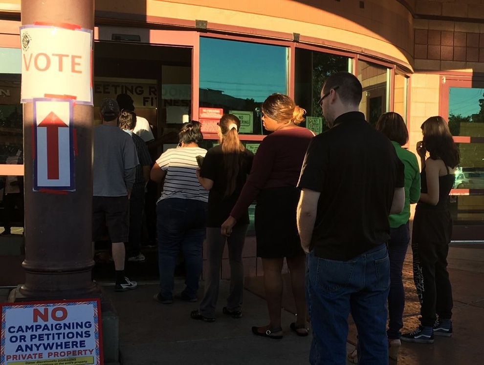 Bầu cử giữa kỳ: Cử tri Mỹ xếp hàng dài bỏ phiếu vào giờ chót - 4