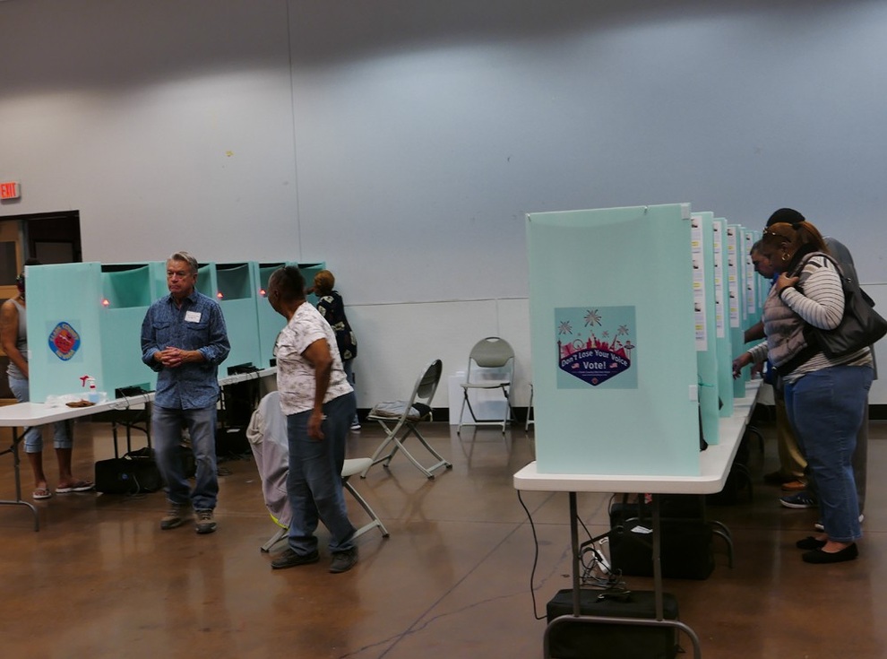 Bầu cử giữa kỳ: Cử tri Mỹ xếp hàng dài bỏ phiếu vào giờ chót - 5