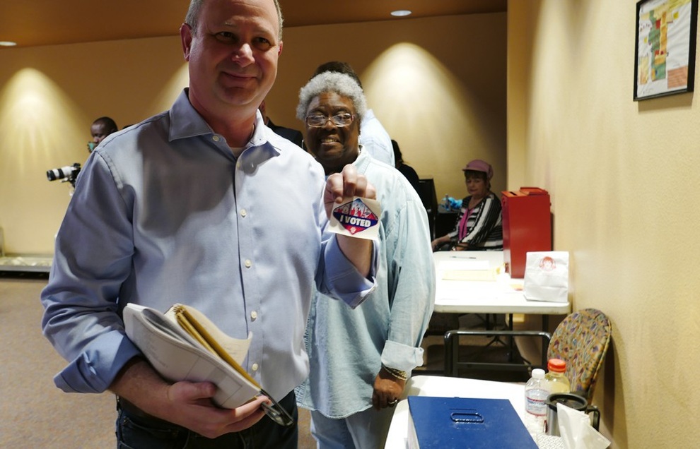 Bầu cử giữa kỳ: Cử tri Mỹ xếp hàng dài bỏ phiếu vào giờ chót - 7