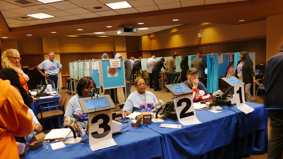 Bầu cử giữa kỳ: Cử tri Mỹ xếp hàng dài bỏ phiếu vào giờ chót - 15