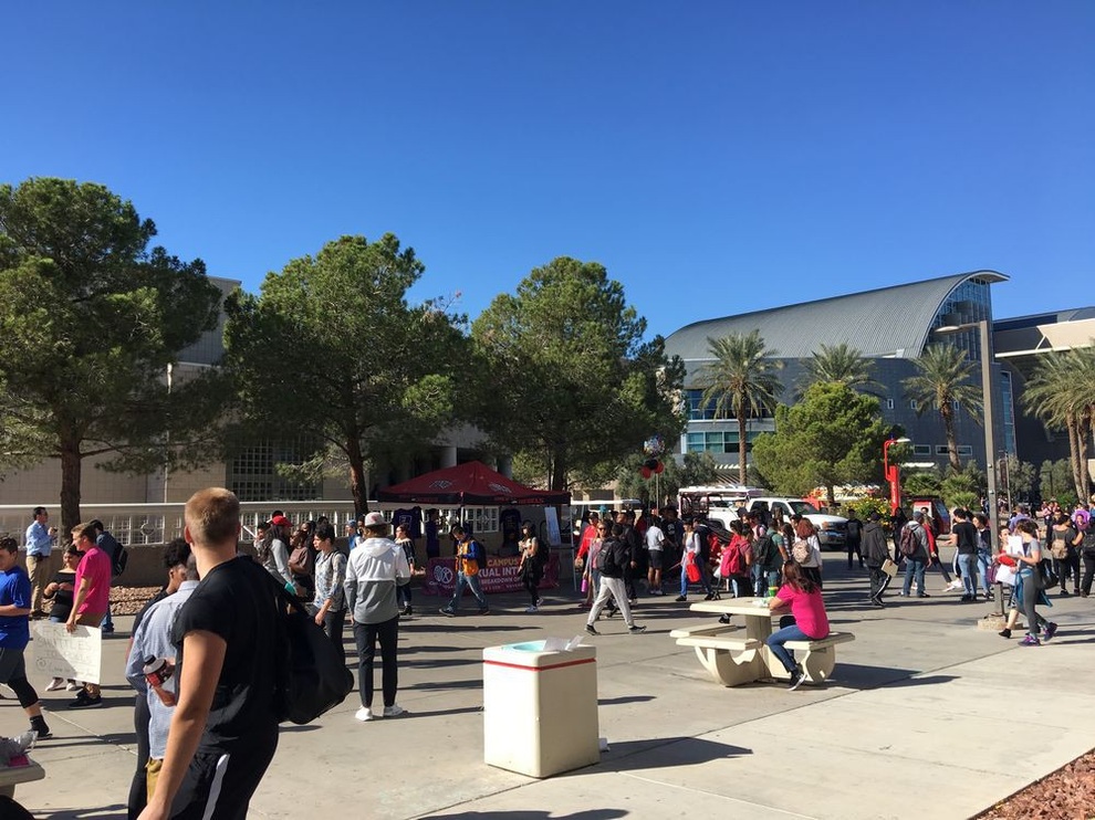 Bầu cử giữa kỳ: Cử tri Mỹ xếp hàng dài bỏ phiếu vào giờ chót - 23