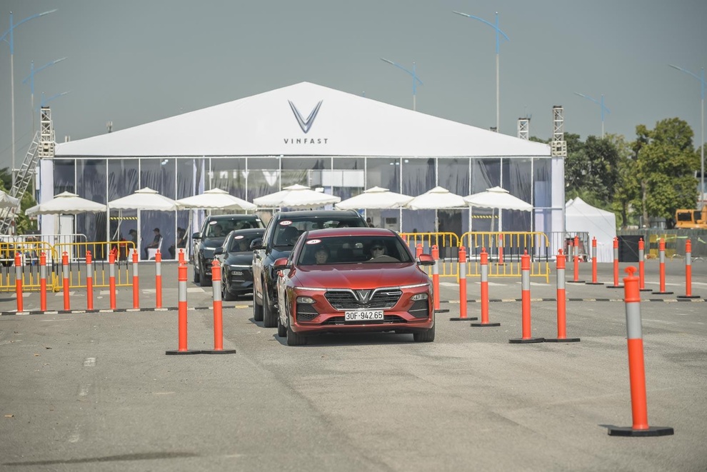 Hàng nghìn lượt khách phấn khích lái thử xe VinFast Lux tại Hà Nội - 9