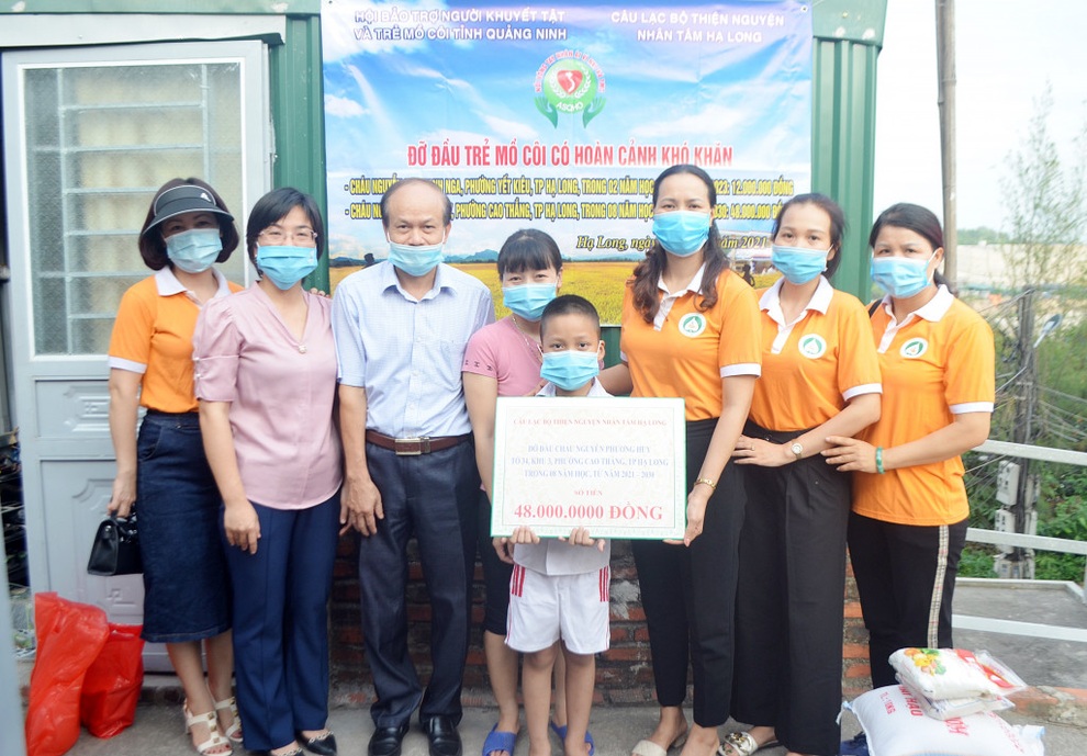 Trao tặng 2 học sinh mồ côi có hoàn cảnh khó khăn 60 triệu đồng - 1 Trao tặng 2 học sinh mồ côi có hoàn cảnh khó khăn 60 triệu đồng - 1