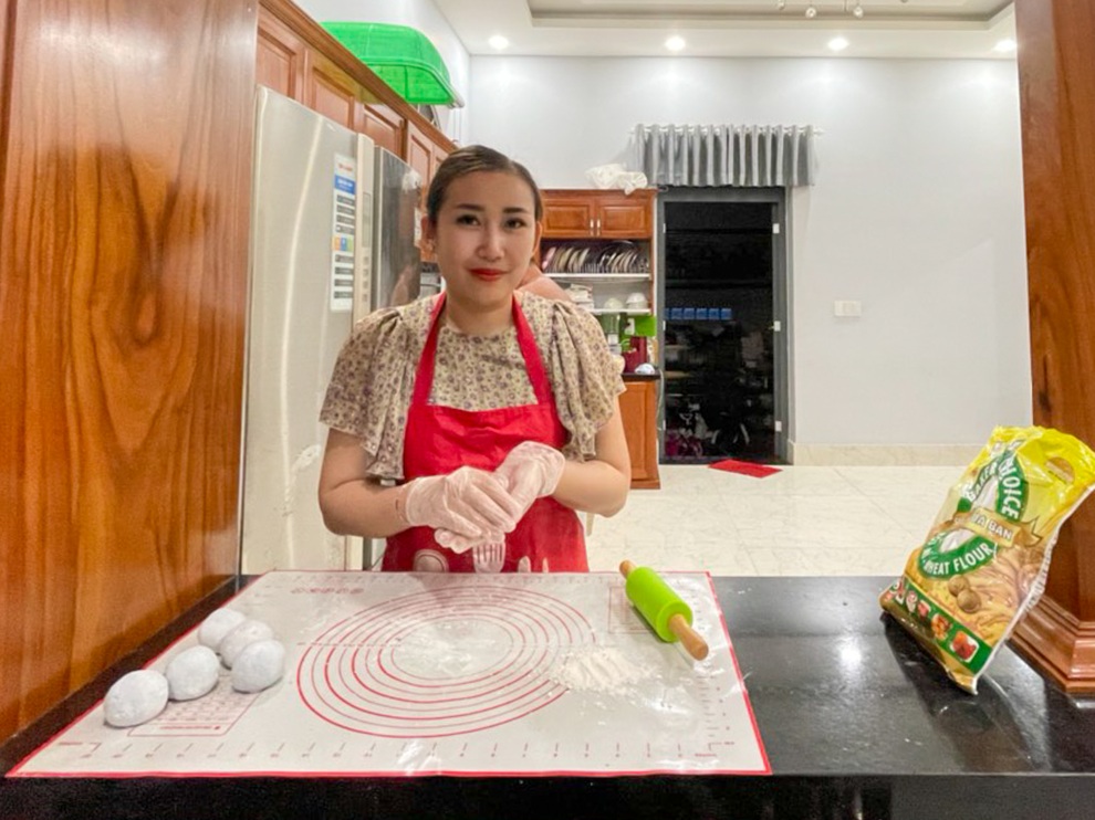 Nữ tiếp viên hàng không bán bánh bông lan mưu sinh vì dịch Covid-19 - 1 Nữ tiếp viên hàng không bán bánh bông lan mưu sinh vì dịch Covid-19 - 1