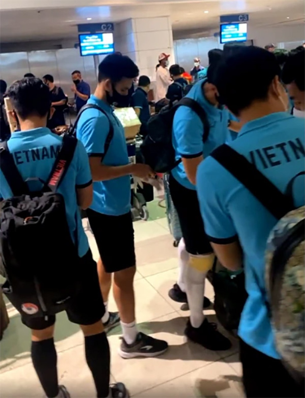Đội tuyển Việt Nam chia tay UAE, háo hức về nước - 3 Đội tuyển Việt Nam chia tay UAE, háo hức về nước - 3