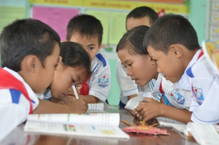Nhận xét thay chấm điểm còn nhiều bất cập - 1 HS tiểu học đang làm bài theo
nhóm. Ảnh: Hạ Anh