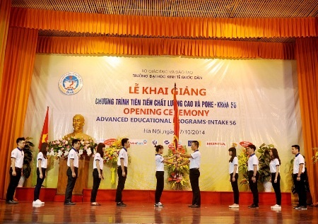 Khai giảng Chương trình Tiên tiến, Chất lượng cao và POHE, khóa 56 - 3 Trao cờ truyền thống của chương trình cho sinh viên Khóa 56