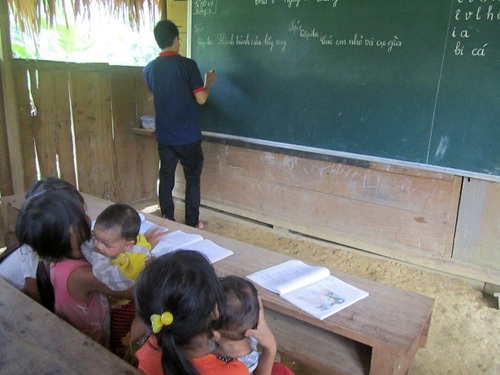 Trường 7 học sinh và những người thầy đặc biệt - 3 Lớp học chỉ có hai
cái bàn và một cái bảng chia ba