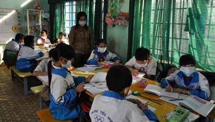 Bi kịch, cả trường đeo khẩu trang trong giờ học - 1 Giáo
viên và học sinh Trường Tiểu học Thuần Mẫn phải đeo khẩu trang trong giờ học.