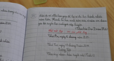 Lời nhận xét của cô giáo về chữ
  viết của học sinh. Ảnh: Hạ Anh