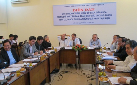 Một bộ sách giáo khoa chuẩn: Sẽ dẫn đến phân biệt “con đẻ con nuôi”? - 1 “Vừa đá bóng vừa thổi còi”